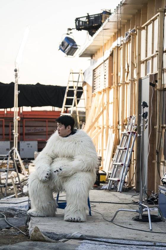 '해치지 않아'에서 안재홍 촬영 막간 모습. 영화에서 그는 직접 북극곰 탈을 쓰고 동물 위장 근무에 나선다. [사진 에이스메이커무비웍스]