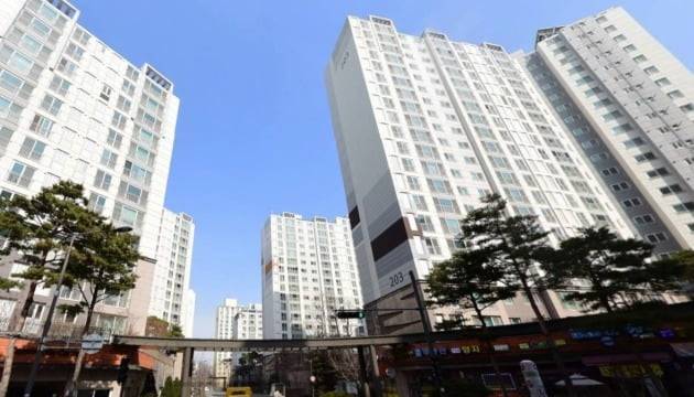 재개발구역 가운데 처음으로 민간택지 분양가 상한제가 적용됐던 서울 답십리동 ‘래미안위브(답십리16구역)’. 네이버거리뷰 캡처