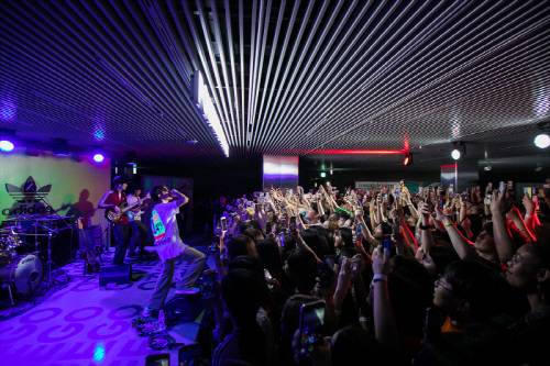 △'무신사 테라스 라운지'에서 공연이 펼쳐지고 있는 모습. 평소 넓게 트여 있는 이 공간이 브랜드와 소비자를 문화를 통해 만나게 하는 장이다. [사진 제공 = 무신사]