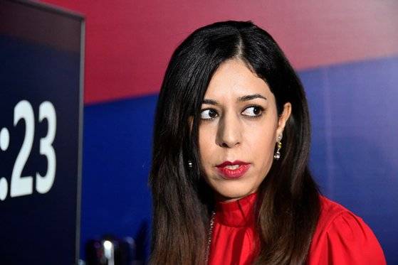 이란 체스 심판 바야트가 16일 러시아 블라디보스토크에서 열린 세계 여성 체스 챔피언십에서 히잡을 아예 벗고 있다. 그는 히잡 강요가 싫어 망명을 결심하고, 이젠 아예 히잡을 쓰지 않고 있다. 올해 세계 여성 체스 챔피언십은 중국과 러시아 주최로 열렸다. [로이터=연합뉴스］