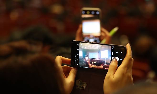 갤럭시스마트폰을 사용 중인 한시민. 사진=뉴스1