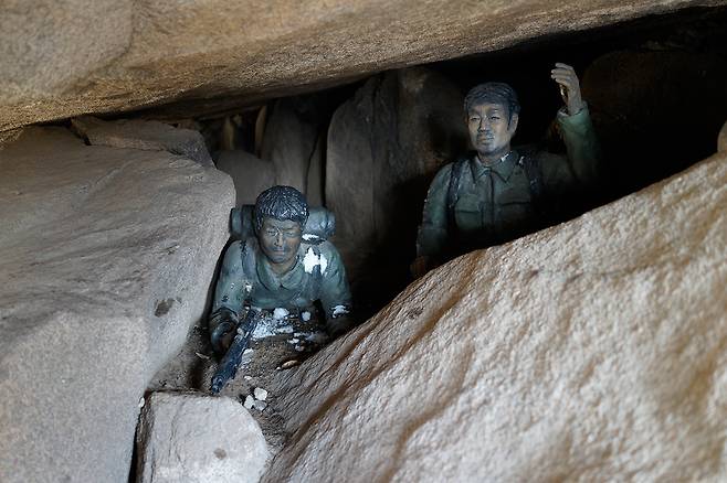 ⓒ강홍구2011년 북한산 사모바위 아래 암굴에 무장공비를 형상화한 조각품( 아래)이 설치되었다.