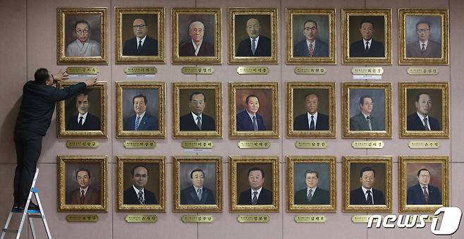경기도가 지난 14일 도청 신관 4층 대회의실에 부착된 역대 도지사 액자에 친일행적을 표기하고 있다.(경기도 제공)© 뉴스1