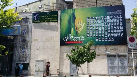 이란 테헤란의 한 모스크 벽에 걸린 이란-이라크 전쟁 전사자들의 사진. [채인택 기자]