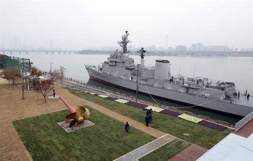 서울 망원한강공원에 퇴역 초계함 서울함이 정박해있다. 퇴역한 서울함은 서울함 공원으로 재탄생해 시민들이 관람할 수 있다. 세계일보 자료사진