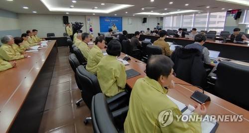 충남교육청 네팔 사고 관련 긴급 브리핑 (홍성=연합뉴스) 조성민 기자 = 충남교육청은 18일 오후 네팔에 봉사활동 간 교사들이 트레킹 도중 눈사태로 실종된 사건과 관련해 언론 브리핑을 하고 있다. 2020.1.18 min365@yna.co.kr