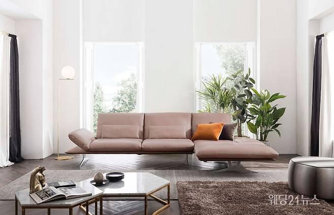 사진 : 도무스디자인(DOMUS design), 코이노 피지 로터스카우치