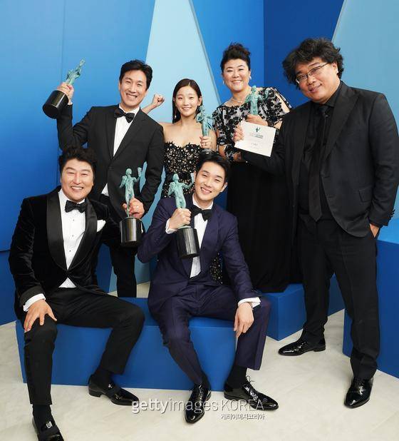 영화 ‘기생충(PARASITE·봉준호 감독)’ 팀이 19일(현지시간) 미국 LA에서 열린 제26회 미국배우조합상 시상식(Screen Actors Guild Awards·SAG)에서 영예의 앙상블 상(Cast In A Motion Picture)을 수상했다. 봉준호 감독과 배우 송강호·최우식·이선균·이정은·박소담이 트로피를 들고 수상의 기쁨을 나누고 있다. / 사진=Gettyimages·이매진스
