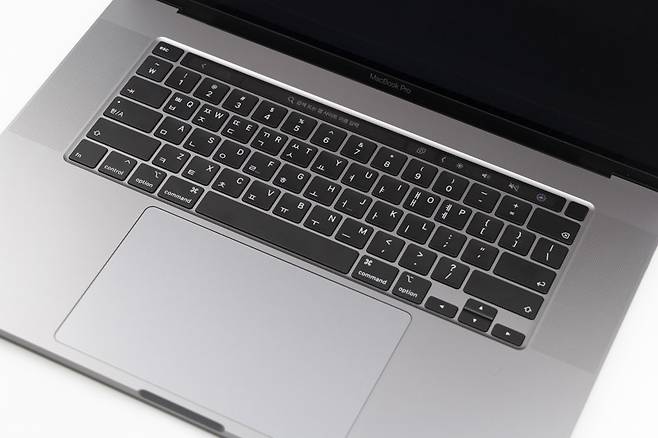 나비식 키보드에서 가위식으로 회귀했고, 배열도 더 편하게 바뀌었다.