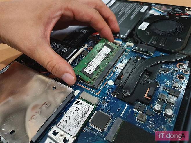 노트북 메모리 업그레이드 작업