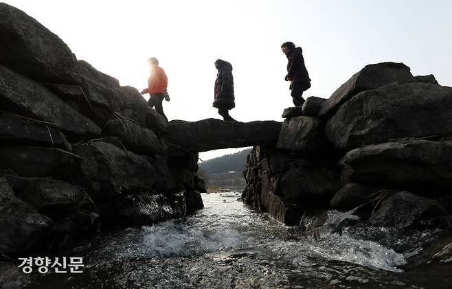 농다리를 찾은 시민들이 다리를 건너고 있다. / 권도현 기자