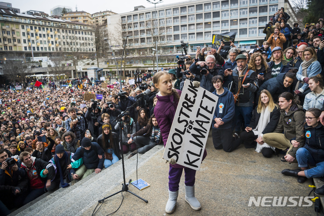 [로잔=AP/뉴시스]스웨덴 출신의 17세 환경 운동가 그레타 툰베리가 17일(현지시간) 스위스 로잔에서 기후 변화 시위에 참석해 '기후를 위한 학교 파업'이라고 적힌 푯말을 들어보이고 있다. 2020.01.20.
