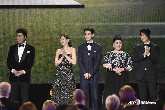 송강호, 박소담, 최우식, 이정은, 이선균 등이 미국배우조합시상식에 참석해 박수갈채를 받고 있다./AFPBBNews=뉴스1