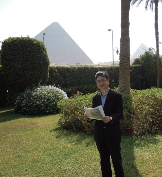 1943년 카이로 회담 본부였던 메나하우스 호텔 정원 뒤 피라미드. 그 시절 뉴욕 타임스의 회담 기사를 읽는 박보균 대기자. / 사진:박보균 대기자