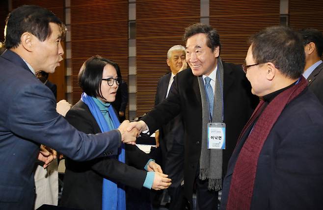 이낙연 전 국무총리가 22일 서울 용산구 백범김구기념관에서 열린 더불어민주당 제21대 총선 입후보자 교육연수에서 참석자들과 인사하고 있다. (사진=연합뉴스)