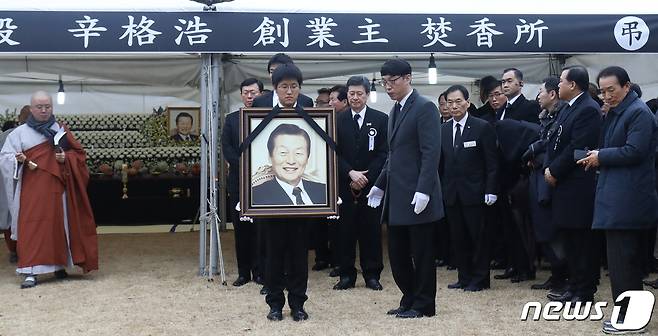 22일 오후 울산시 울주군 삼동면 롯데별장에서 고 신격호 롯데그룹 명예회장 노제를 마치고 운구행렬이 장지로 향하고 있다. 2020.1.22/뉴스1 © News1 윤일지 기자