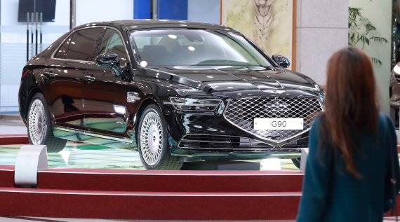 현대자동차의 지난해 매출이 사상 최초로 100조원을 기록한 22일 오후 서울 양재동 현대자동차 본사에 제네시스 G90이 전시되어 있다. 뉴시스