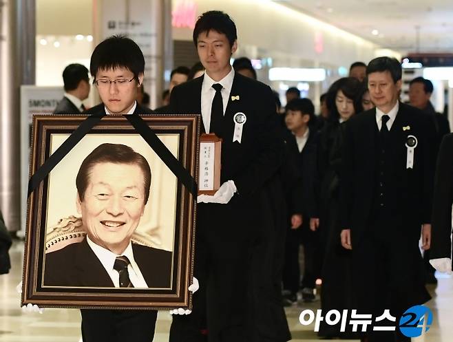 고(苦) 신격호 롯데그룹 명예회장 영결식. 신 명예회장의 장남인 신동주 전 일본 롯데홀딩스 부회장의 아들 신정훈 씨가 영정을, 차남인 신동빈 롯데그룹 회장의 아들 신유열 씨가 위패를 들고 있다. [사진=아이뉴스24 DB]