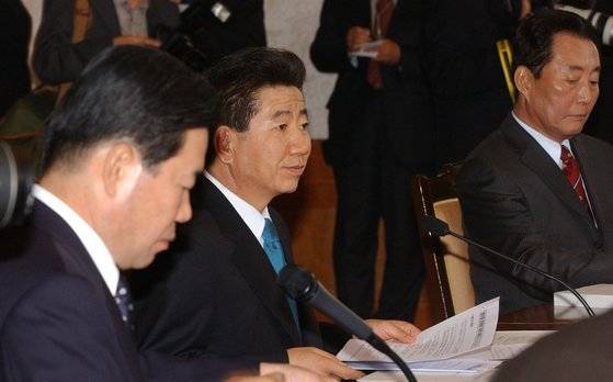 노무현 전 대통령이 2003년 10월 29일 오전 청와대에서 경제민생 점검회의를 주재하며 부동산 안정대책을 논의하고 있다. [중앙포토]