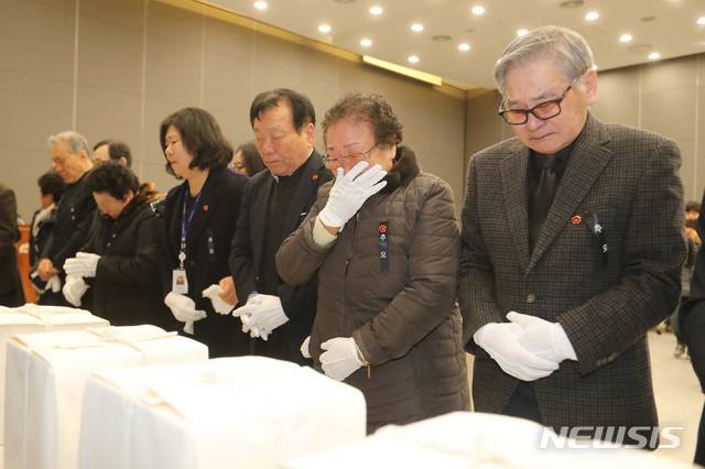 [제주=뉴시스]우장호 기자 = 제주 4·3 희생자 발굴 유해 신원확인 보고회가 열린 22일 오전 제주4·3평화공원 평화교육센터에서 70년 만에 가족의 유해 앞에 선 유족들이 오열하고 있다. 2020.01.22. woo1223@newsis.com