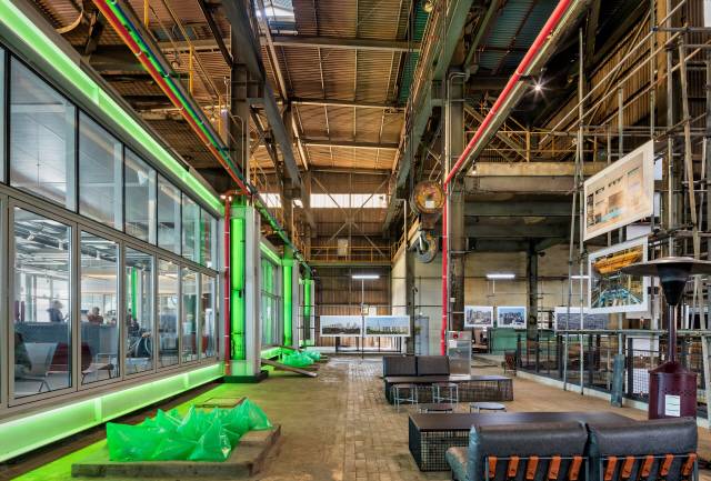 신축 건물과 오래된 공장 건물이 만나는 지점. 창문을 모두 열어 하나의 공간으로 이용할 수도 있고 창문을 닫으면 별도의 공간으로 쓸 수 있다. /사진제공=신경섭