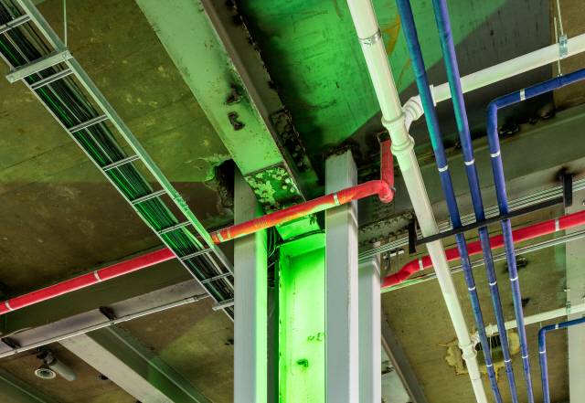 3층 신축 건물 부분을 지지하고 있는 기둥. 원래 있던 공장의 기둥을 네 개의 새로운 기둥이 둘러싸는 방식으로 디자인했다. 조명을 설치해 독특한 느낌을 준다. /사진제공=신경섭