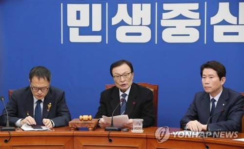 발언하는 민주당 이해찬 대표 (서울=연합뉴스) 안정원 기자 = 더불어민주당 이해찬 대표가 22일 오전 서울 여의도 국회에서 열린 최고위원회의에서 발언하고 있다. jeong@yna.co.kr