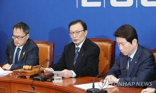 발언하는 민주당 이해찬 대표 (서울=연합뉴스) 안정원 기자 = 더불어민주당 이해찬 대표가 22일 오전 서울 여의도 국회에서 열린 최고위원회의에서 발언하고 있다.  jeong@yna.co.kr