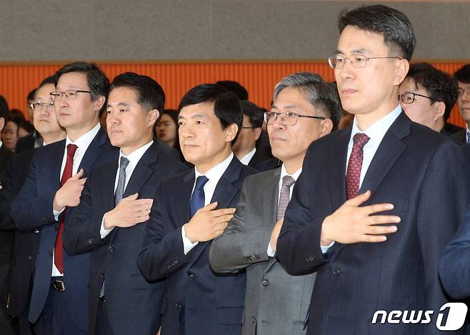이성윤 신임 서울중앙지방검찰청장이 지난 13일 오전 서울 서초구 서울중앙지검에서 열린 ‘제61대 서울중앙지검 검사장 취임식’에서 국민의례를 하고 있다. 왼쪽부터 송경호 3차장, 신자용 1차장, 이 지검장, 신봉수 2차장, 한석리 4차장. 2020.1.13/뉴스1 © News1 황기선 기자