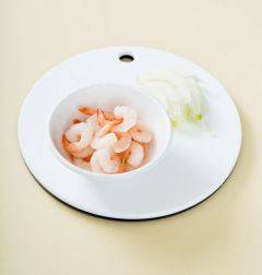 1. 칵테일 새우는 흐르는 물에 씻고 체에 밭쳐 물기를 제거한다. 양파는 가늘게 채 썬다.