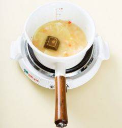 3. 양파가 노릇노릇하게 잘 볶아지면 칵테일 새우를 넣고 1분 정도 볶는다. 이어서 물 1컵과 고형 카레를 넣고 잘 풀어가며 끓인다.