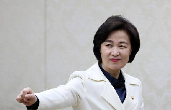 추미애 법무부 장관이 23일 오전 정부서울청사에서 열린 국정현안점검조정회의에 참석하며 손인사를 하고 있다. 연합뉴스