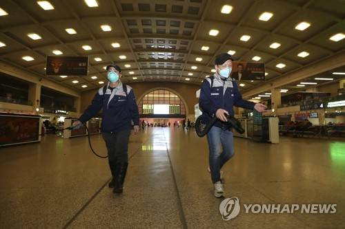 중국 우한 기차역 방역작업 (베이징 AP=연합뉴스) 신종 코로나바이러스가 급속히 확산하고 있는 중국 후베이성 성도 우한의 한 기차역에서 22일 직원들이 소독약을 뿌리며 방역작업을 벌이고 있다. leekm@yna.co.kr