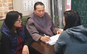17일 서울 중구 명동의 한 사주 카페에서 일본인 히라노 리쓰에(맨 오른쪽)씨가 역술인 박만호(가운데)씨에게 사주 상담을 받고 있다. /남지현 기자