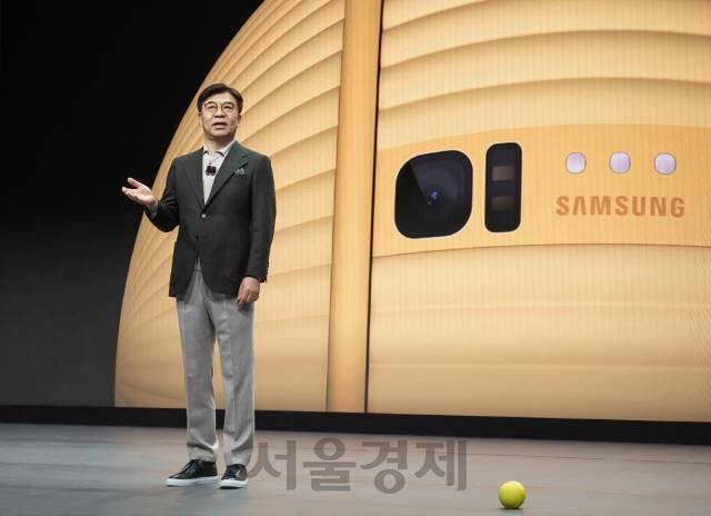 김현석 삼성전자 소비자가전(CE) 부문 사장이 이달 미국 라스베이거스 베네시안호텔에서 열린 ‘CES 2020’ 기조연설 행사에서 지능형 반려 로봇 ‘볼리’를 소개하고 있다. 삼성전자는 AI 스피커 외에도 냉장고·TV·스마트폰·로봇 등 모든 전자기기가 ‘사물인터넷(IoT) 허브’ 역할을 할 수 있을 것으로 보고 있다. /사진제공=삼성전자