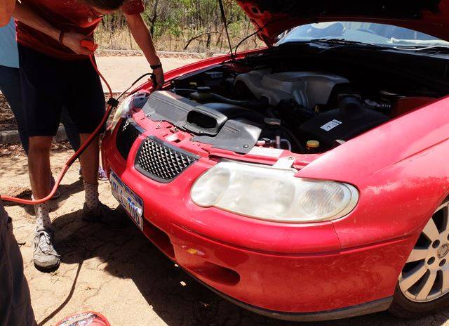 휴일에 배터리 방전 사태를 당하고 난 뒤 아예 점프 케이블을 샀다. 그 놈의 버튼만 알려줬어도!