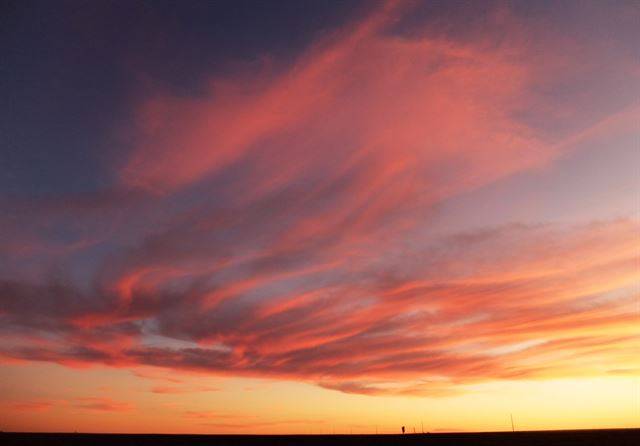 매일 의무적으로 낙조를 보지만 늘 아름답다. 곧 쉴 곳을 찾아야 한다는 의미이기도 했다. 우린 현대판 신데렐라니까.