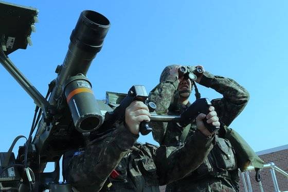 휴대용 유도미사일을 운용하는 장병. 적을 발견하면 한 번에 격추하겠다는 '초탄필추'의 의지를 다지고 있다. [박용한 기자]