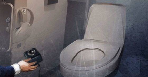 화장실에 몰카를 설치하는 이미지. 사진은 기사와 관계 없음. 오른쪽은 서울시 여성안심보안관이 몰래카메라 점검을 하는 모습 [사진 연합뉴스, 서울시]