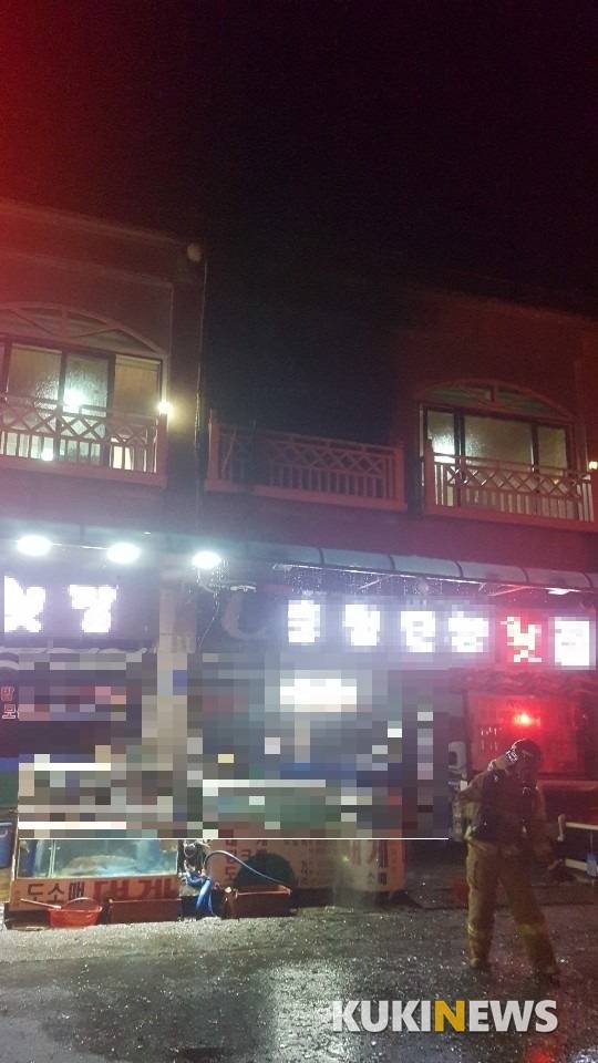 25일 강원 동해시 묵호진동의 한 펜션에서 가스 폭발로 추정되는 화재로 9명의 사상자가 발생했다.