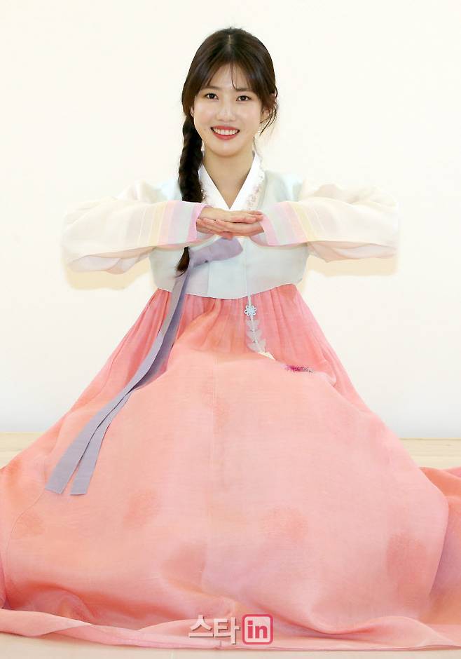 [이데일리 스타in 방인권 기자] 배우 앙혜지가 2020년 경자년(庚子年) 설을 맞아 이데일리 독자들에게 새해 인사를 하고 있다.