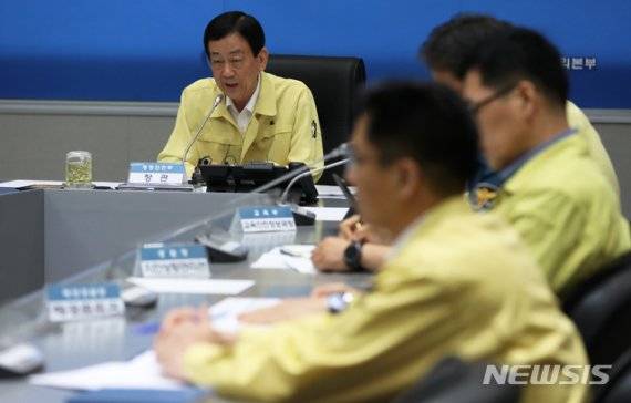 진영 행정안전부 장관이 작년 9월 서울 종로구 정부서울청사 행정안전부 서울상황센터에서 열린 제13호 태풍 '링링' 대처상황 점검회의에서 모두발언하고 있다. 사진=뉴시스