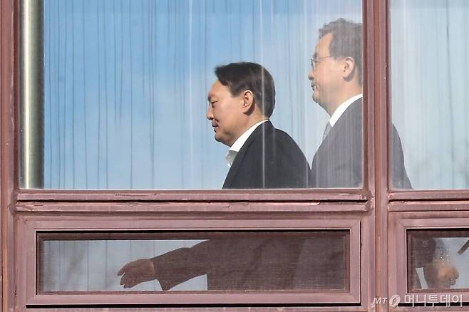 윤석열 검찰총장이 13일 서울 서초구 대검찰청에서 점심 식사를 위해 이동하고 있다. /사진=이기범 기자