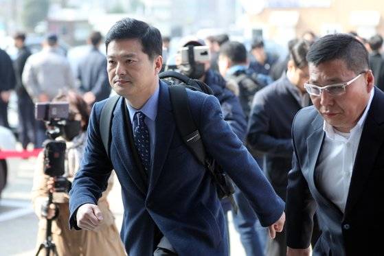 청와대 특별감찰반의 민간인 사찰 의혹 등을 제기한 김태우 전 검찰 수사관이 지난해 3월 공무상 비밀누설 혐의로 수원지검 조사에 출석하는 모습. [연합뉴스]