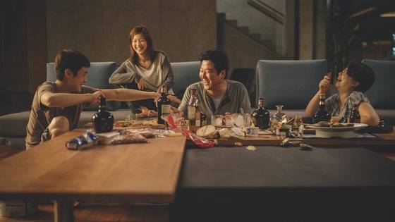 이재혁 작가가 고른 '기생충' 영화 스틸. 기택네 가족이 부자인 박사장네 집에서 남몰래 파티를 벌이는 장면이다. [사진 이재혁]