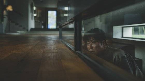 이재혁 작가가 고른 '기생충' 영화 스틸. 송강호가 연기한 기택의 표정이 절묘하다. 배우 자신도 모르는 이런 순간의 포착이 스틸 사진의 매력이라고 이 작가는 말했다. [사진 이재혁]