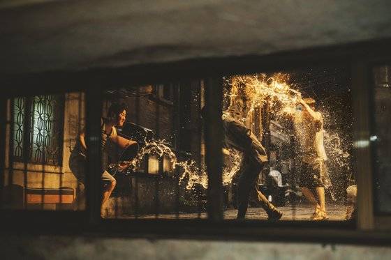 '기생충'에서 기택네 반지하집 창문으로 보이던 모습. 영화에선 순식간에 흘러간 장면도 스틸 사진을 통해 영원으로 남는다. [사진 CJ엔터테인먼트]