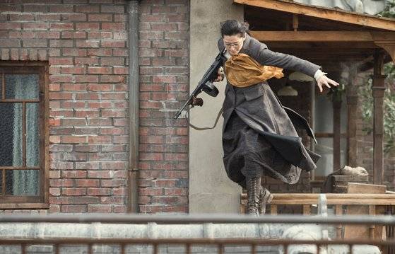 최동훈 감독과 이재혁 작가는 '타짜'로 시작된 오랜 인연이다. 최 감독의 '암살'(사진)도 이 작가가 스틸을 촬영했다. [사진 쇼박스]