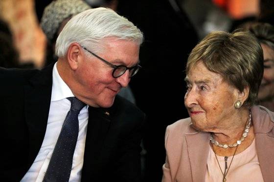 독일의 프랑크발터 슈타인마이어 대통령(왼쪽)이 22일 이스라엘 예루살렘을 방문해 홀로코스트 생존자와 이야기를 나누고 있다. [로이터=연합뉴스]