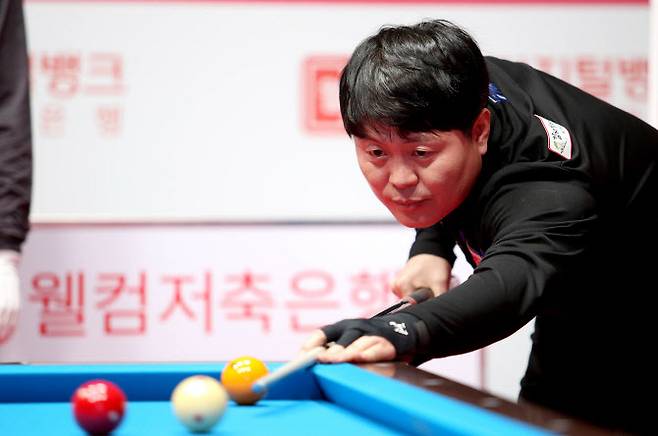 프로당구 7차전 ‘웰컴저축은행 웰뱅 PBA-LPBA 챔피언십’ 결승전에서 김병호가 신중하게 큐를 잡고 공을 겨냥하고 있다. 사진=PBA 제공